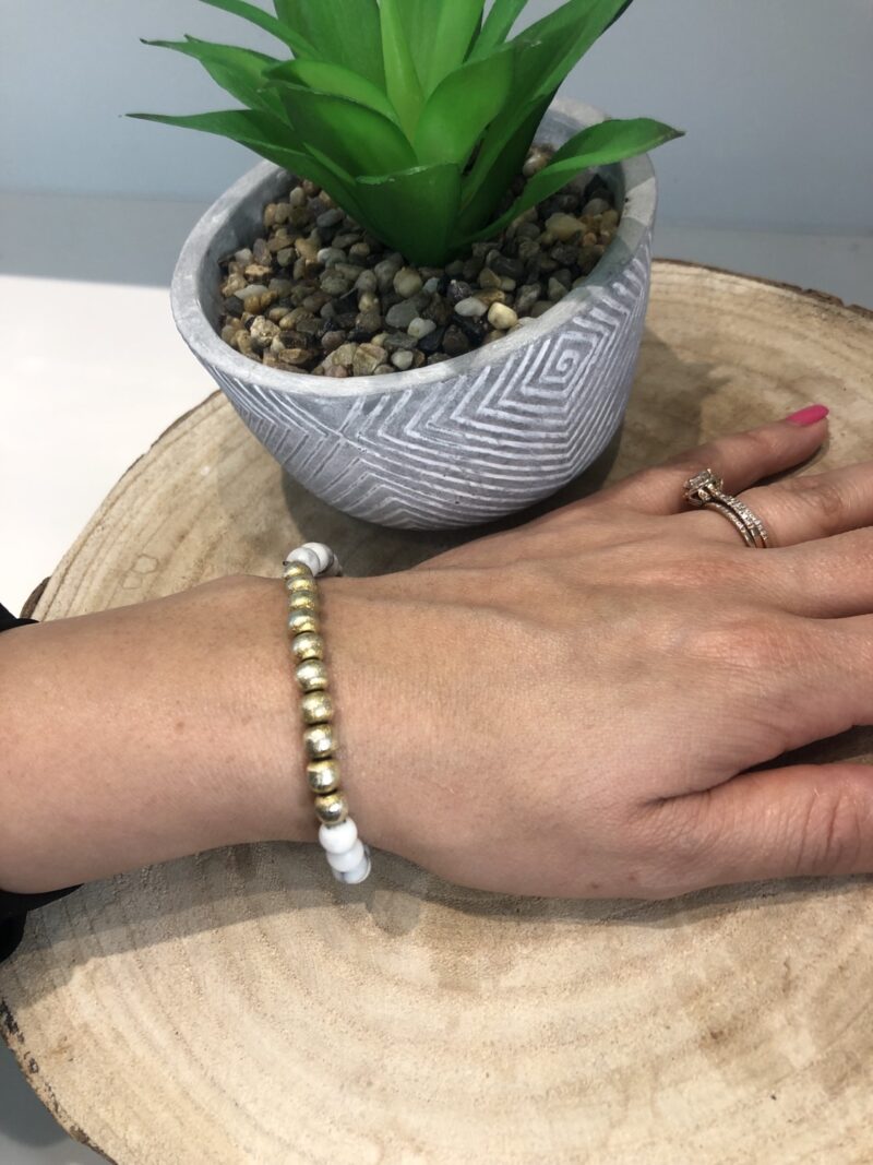 Howlite and 24k brushes gold beaded bracelet - Image 2