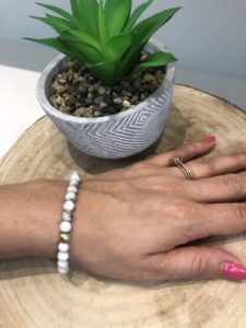 Howlite and 24k brushes gold beaded bracelet