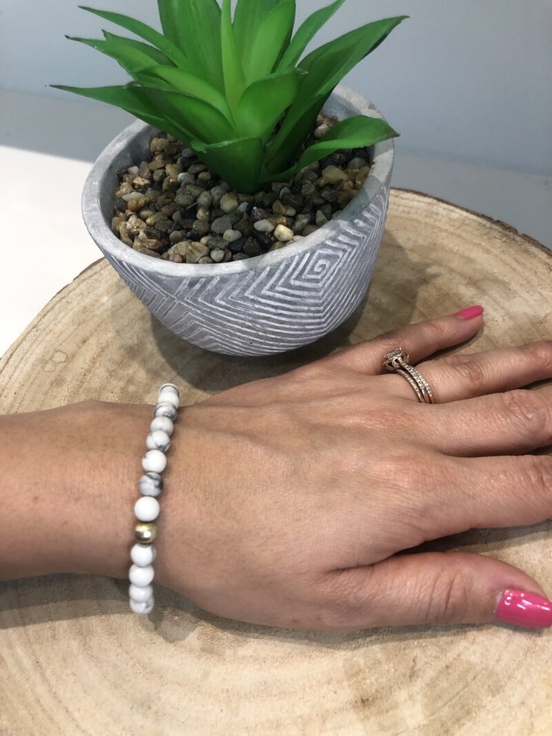 Howlite and 24k brushes gold beaded bracelet